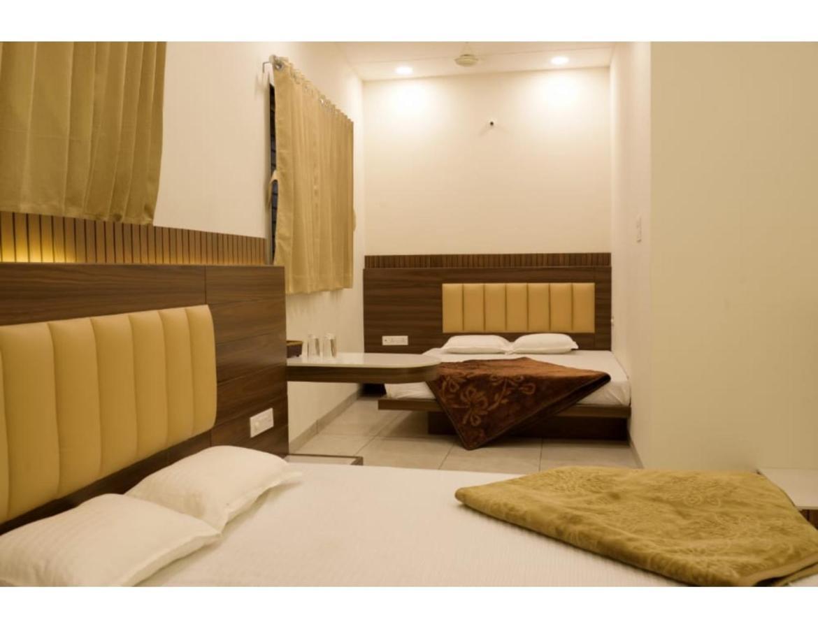 Hotel Govindam, Uddzsaín Kültér fotó